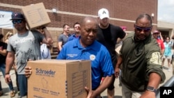 Walikota Houston Sylvester Turner (tengah), bersama warga Houston membagikan bantuan kepada warga yang terkena dampak badai Harvey, di Houston Texas, Minggu 3 Sept 2017.