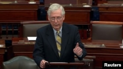 Pempimpin Minoritas Senat AS Mitch McConnell dari Partai Republik dalam sidang pemakzulan Donald Trump di Capitol, Washington, 13 Febuari 2021.