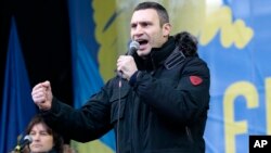 Juara dunia tinju kelas berat WBC, Vitali Klitschko saat memimpin protes anti pemerintah di Kiev, Ukraina (8/12). 