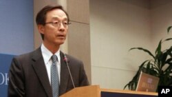 한-독 통일외교정책 자문위원회가 이번 주 공식 출범을 앞둔 가운데, 한국측 자문위원장으로 한승주 전 외교장관이 선임되었다. 지난 2012년 워싱턴 브루킹스 연구소 주최 포럼에서 연설하는 한승주 전 한국 외무장관. (자료사진)