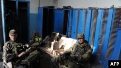 Pejuang separatis pro-Rusia beristirahat di bandara internasional Sergey Prokofiev, Donetsk, sementara pertempuran antara tentara Ukraina dan pejuang separatis pro-Rusia terus berlangsung. (Foto: dok.)