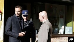 Les journalistes Gianluigi Nuzzi, à droite, et Emiliano Fittipaldi, à gauche, parlent avec un garde de la Gendarmie du Vatican, le 24 novembre 2015. (AP Photo/Gregorio Borgia)
