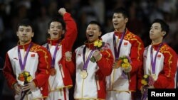 中国男子体操队员7月30日在伦敦奥运会的颁奖仪式上