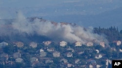 Asap mengepul dari wilayah perumahan di Kota Metula di utara Israel setelah Hizbullah menyerang wilayah tersebut pada 22 Juni 2024. (Foto: AP/Hussein Malla)
