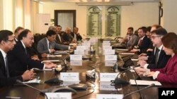 د پیسو نړیوال وجهي صندوق د هیئت مشر وویل: "دا تړون اوس باید د پیسو نړیوال وجهي صندوق د مدیره هیئت لخوا تصویب شي چې له مخې به یې پاتې ۱.۱ میلیارد ډالر پاکستان ته ورکړل شي."