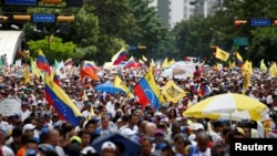反对派支持者在委内瑞拉首都加拉加斯参加游行集会，要求进行公投罢免总统尼古拉斯·马杜罗。（2016年9月1日）