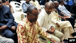 Djibrill Bassolé, Gilbert Diendéré et d'autres accusés lors de leur procès à Ouagadougou, le 27 avril 2017.