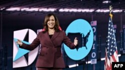 Kandidat Wakil Presiden dari partai Demokrat, Senator Kamala Harris dari California saat tampil pada hari ketiga Konvensi Partai Demokrat di Chase Center, Wilmington, Delaware, 19 Agustus 2020. (Photo by Olivier DOULIERY / AFP)
