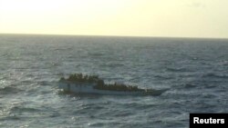 Sebuah perahu yang mengangkut sekitar 150 pencari suaka terlihat terapung-apung sebelum tenggelam di dekat kepulauan Chtistmas, Australia (Foto: dok). Sebuah kapal yang diyakini membawa sekitar 100 pencari suaka dilaporkan tenggelam di wilayah ini, Selasa (20/8).