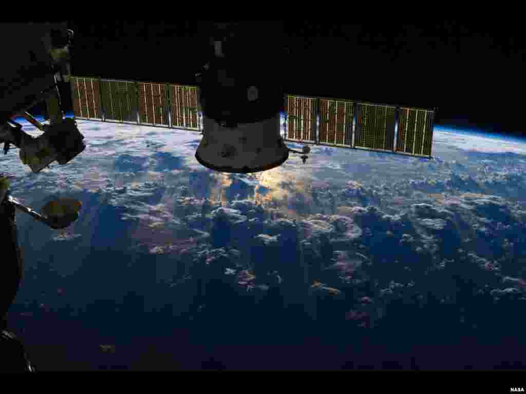 Foto oleh awak Stasiun Antariksa Internasional (ISS) menunjukkan adanya awan tebal pertanda badai besar di atas Samudera Atlantik di dekat Brazil dan Khatulistiwa pada tanggal 4 Juli 2013.