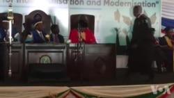Première apparition publique de Mugabe depuis le coup d'Etat (vidéo)