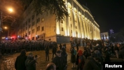 დემონსტრანტები "უცხოეთის აგენტის" კანონპროექტს აპროტესტებენ. პარლამენტთან მობილიზებულია სპეციალური დანიშნულების ძალები. 7 მარტი, 2023 წ. თბილისი, საქართველო. 