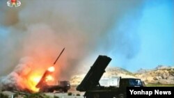 북한 조선중앙 TV에서 보도한 군부대 포 실탄사격 훈련 모습 (자료사진)