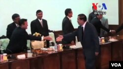 លោកហ៊ុន សែន​ និងមេដឹកនាំ​​គណបក្ស​​ប្រឆាំង​​​ចាប់ដៃ​​គ្នា​មុន​កិច្ច​​​ប្រជុំ​ដែល​​​មិន​​បាន​​លទ្ធផល​​កាលពី​ដើម​ខែកញ្ញា