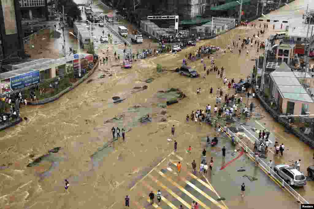 Banjir menggenangi jalanan di kota Pingba, Guizhou, China.