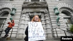 지난 7일 미국 샌프란시스코 제9 연방순회법원 앞에서 한 여성이 트럼프 반 이민 행정명령에 반대하는 내용의 피켓을 들고 있다.