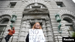 有人在旧金山的联邦第九巡回上诉法院外面抗议旅行禁令