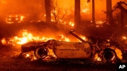 Vatra uništava vozila dok se požar Diksi širi kroz zajednicu Indijanskih vodopada u okrugu Plamas, Kalifornija, 24. jula 2021. (Foto: AP/Noa Berger)