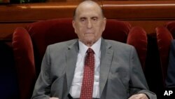 Dalam foto 1 April 2017, Pemimpin Gereja Mormon atau The Church of Jesus Christ of Latter-day Saints, Thomas Monson, menghadiri konferensi Gereja Mormon di Salt Lake City. 