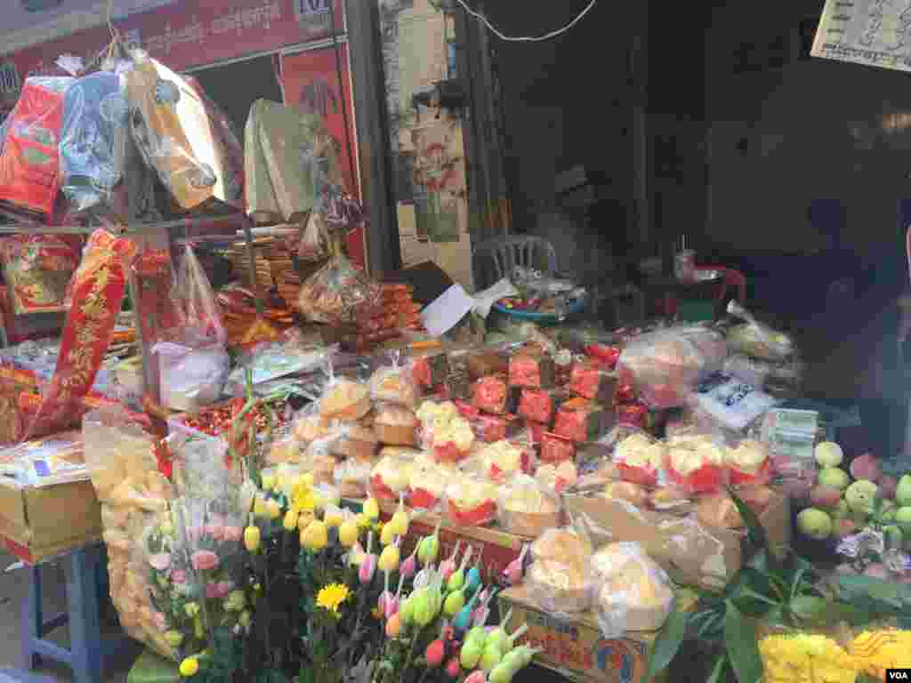 តូប​លក់​ទំនិញ​បាន​ដាក់​លក់​សម្ភារៈ​ពណ៌ក្រហម​សម្រាប់​ពិធី​បុណ្យ​ចូល​ឆ្នាំ​ចិន វៀតណាម​ក្នុង​រាជធានី​ភ្នំពេញ ប្រទេសកម្ពុជាកាលពី​ថ្ងៃទី០៣​ ខែកុម្ភៈ ឆ្នាំ២០១៩។(ទុំ ម្លិះ/VOA)