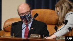 미 민주당 소속 짐 맥거번(왼쪽) 하원 규칙위원장이 의사 진행 관련 문건을 전달받고 있다. (자료사진)