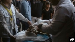 Petugas medis memindahkan seorang pemuda yang mengalami luka serius setelah tertembak di bagian kepala oelh tentara Israel dalam unjuk rasa di perbatasan dengan Israel di Jalur Gaza di rumah sakit Shifa di Kota Gaza, 3 Mei 2019.
