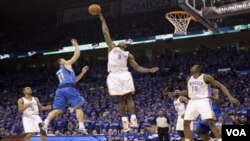 Pemain Oklahoma City Thunder Serge Ibaka (9) berusaha memblok tembakan Jose Barea (11) di babak kedua game 4 final Wilayah Barat NBA hari Senin (23/5) di Oklahoma City.