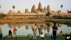 Plans call for a 70-meter-by-124-meter edifice not far from the entrance to the temples. 