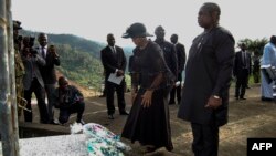 Le président de la Sierra Leone, Julius Maada Bio, à droite, et son épouse Fatima Bio ont déposé des fleurs sur le site de commémoration des victimes du glissement de terrain à Freetown, le 14 août 2018.