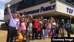 លោក ពឹង វឌ្ឍនា នាយក​ប្រតិបត្តិ​នៃ​អង្គការ​សមាគមន៍​គ្រួសារ​ខ្មែរ ថតរូប​ជាមួយ​នឹង​ក្មេងៗ​ដែល​ចូលរួម​ក្នុង​កម្មវិធី​សិក្សា​ The After-School program របស់​អង្គការ​សមាគមន៍​គ្រួសារ​ខ្មែរ។ (Courtesy of Peong Vattana)