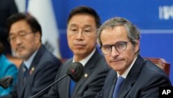 라파엘 그로시(오른쪽) 국제원자력기구(IAEA) 사무총장이 9일 한국 더불어민주당 의원들과 회동하고 있다.