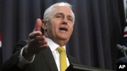 Perdana Menteri Australia Malcolm Turnbull berbicara kepada para wartawan di Gedung Parlemen, di Canberra, 8 Agustus 2017.