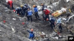 Les secouristes travaillent sur les débris de l'avion au lieu du crash d'un Airbus 320 de Germanwings mardi dernier près de Seyne-les-Alpes, France, le 26 mars 2015.