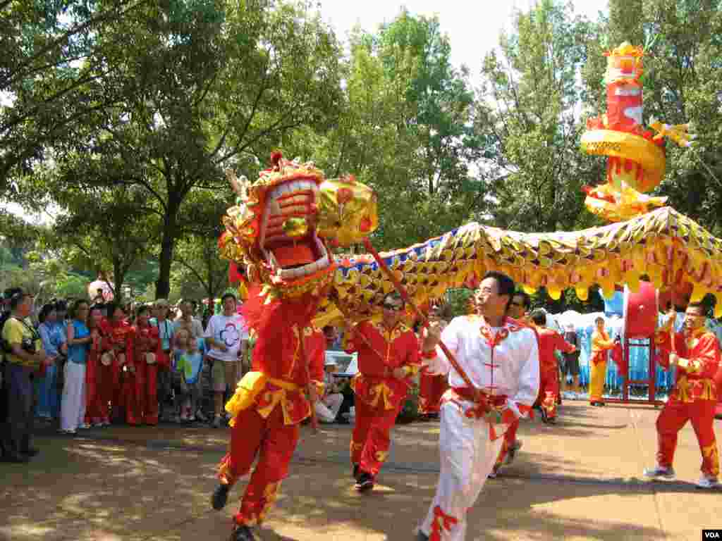 The festival's opening featured the dragon dance, a traditional highlight of Chinese celebrations. (A. Chimes/VOA) 