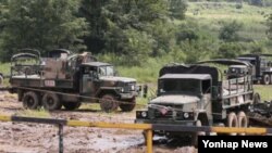 미-한 연합 을지프리덤가디언(UFG) 훈련 마지막날인 지난해 8월 경기도 파주시 접경지역에서 견인포와 군용차량이 대기하고 있다.