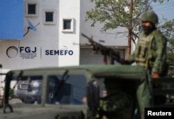 멕시코에서 무장 괴한에 납치됐던 미국인 4명 중 2명이 숨진 채 발견된 가운데, 피해자 1명의 지인은 이들의 방문이 의료 여행 목적이었다고 밝혔다. 마타모로스 지역의 해당 사건 관련 검시소를 7일 무장 병력이 지키고 있는 모습.