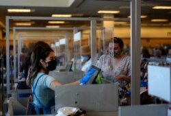 지난 10일 미국 캘리포니아주 버뱅크의 쇼핑몰 계산대.