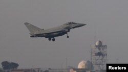 យន្តហោះ​ចម្បាំង​ត្រៀមចុះចតនៅ​ឯ RAF Akrotiri ជាមូលដ្ឋានយោធា​ចក្រភពអង់គ្លេសនៅប្រទេស Cyprus កាលពីថ្ងៃទី១៤ ខែមេសា ឆ្នាំ២០១៨។