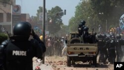 Scène de violence au Burkina FAso lors des manifestations qui ont conduit à la chute de l'ex-président Blaise Comparoé, le 31 octobre 2014.