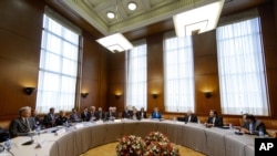 Para anggota delegasi Iran dan negara-negara kuat bersiap meneruskan dialog di Jenewa (15/10).