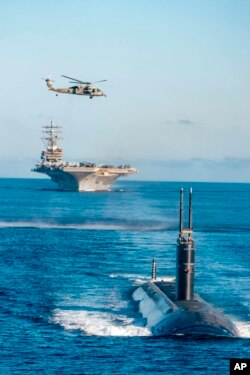 در این عکس ارائه شده توسط وزارت دفاع کره جنوبی، ناو هواپیمابر «رونالد ریگان» و زیردریایی اتمی آمریکایی «آناپولیس» را در یک رزمایش مشترک بین کره جنوبی، ایالات متحده و ژاپن در آب‌های نزدیک سواحل شرقی کره جنوبی در مهر ۱۴۰۱ نشان می‌دهد.