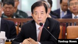 한민구 한국 국방부장관이 25일 국회에서 열린 예산안 심의를 위한 국방위원회 전체회의에서 질의에 답변하고 있다. 