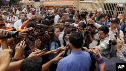 រូបឯកសារ៖ អ្នកកាសែត​កម្ពុជា ​នាំ​គ្នា​សួរ​ព័ត៌មាន​ពី​សកម្មជន​សិទ្ធិមនុស្ស លោក អំ សំអាត នៃ​អង្គការ​លីកាដូ នៅ​ខាង​ក្រៅ​តុលាការ​ក្រុង​ភ្នំពេញ ថ្ងៃទី៨ ខែកុម្ភៈ ឆ្នាំ២០១៧។ 