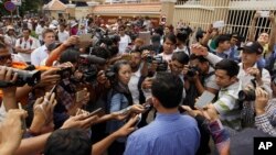 រូបឯកសារ៖ អ្នកកាសែត​កម្ពុជា​​ធ្វើ​ការ​សាកសួរ​ព័ត៌មាន​ពី​សកម្មជន​សិទ្ធិមនុស្ស​ នៅ​ខាង​ក្រៅ​តុលាការ​ក្រុង​ភ្នំពេញ កាល​ពី​ឆ្នាំ២០១៧។