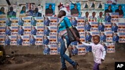 Des posters affiché sur un mur dans le bidonville de Mathare, Nairobi.