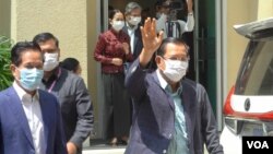 រូបឯកសារ៖ លោក​នាយក​រដ្ឋមន្ត្រី​ ហ៊ុន សែន​ មក​ទទួល​​ការ​ចាក់​​វ៉ាក់សាំង​បង្ការ​ជំងឺ​កូវីដ១៩​​ របស់​ក្រុមហ៊ុន​ AstraZeneca​ ដែល​បាន​ទទួល​ស្គាល់​ដោយ​អង្គការ​​សុខភាព​ពិភពលោក (WHO)​ នៅ​មន្ទីរពេទ្យ​កាល់ម៉ែត្រ​​ ភ្នំពេញ​ ថ្ងៃទី៤​ ខែមីនា​ ឆ្នាំ២០២១។ (ខាន់​ សុគុំមនោ​/​វីអូអេ)