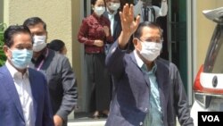 លោកនាយករដ្ឋមន្ត្រី ហ៊ុន សែន មក​ទទួល​ការចាក់​វ៉ាក់សាំង​បង្ការ​ជំងឺ​កូវីដ១៩ របស់​ក្រុមហ៊ុន AstraZeneca ដែល​បាន​ទទួលស្គាល់​ដោយ​អង្គការ​សុខភាព​ពិភពលោក (WHO) នៅ​មន្ទីរពេទ្យ​កាល់ម៉ែត្រ ក្នុង​ទីក្រុង​ភ្នំពេញ នៅ​ថ្ងៃទី៤ ខែមីនា ឆ្នាំ២០២១។ (ខាន់ សុគុំមនោ/វីអូអេ)