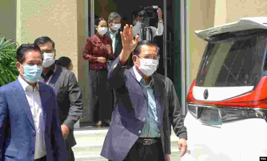 លោក​នាយក​រដ្ឋមន្ត្រី​ ហ៊ុន សែន​ មក​ទទួល​​ការ​ចាក់​​វ៉ាក់សាំង​បង្ការ​ជំងឺ​កូវីដ១៩​​ របស់​ក្រុមហ៊ុន​ AstraZeneca​ ដែល​បាន​ទទួល​ស្គាល់​ដោយ​អង្គការ​​សុខភាព​ពិភពលោក (WHO)​ នៅ​មន្ទីរពេទ្យ​កាល់ម៉ែត្រ​​ ភ្នំពេញ​ ថ្ងៃទី៤​ ខែមីនា​ ឆ្នាំ២០២១។ (ខាន់​ សុគុំមនោ​/​វីអូអេ)