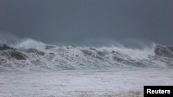 Visoki talasi koje je uzrokovao uragan Beril na Jamajci, 3. jul 2024. (REUTERS/Marco Bello
