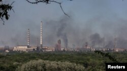 Dim se diže nakon vojnog napada na kompleks hemijske fabrike Azot u Sjeverodonjekcu, 10 juni 2022. REUTERS/Oleksandr Ratušnjak